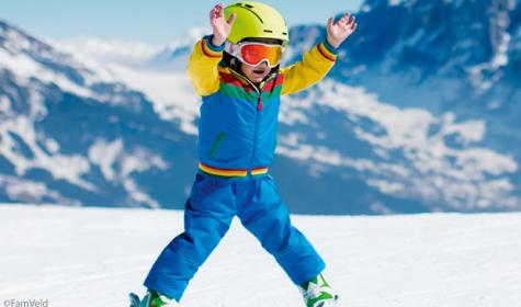 Kleinkind auf Skiern