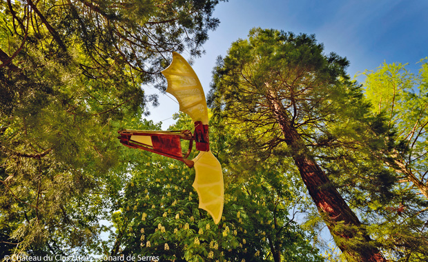 Reconstitution d’une machine volante inventée par Léonard de Vinci et exposée dans le parc du château du Clos Lucé