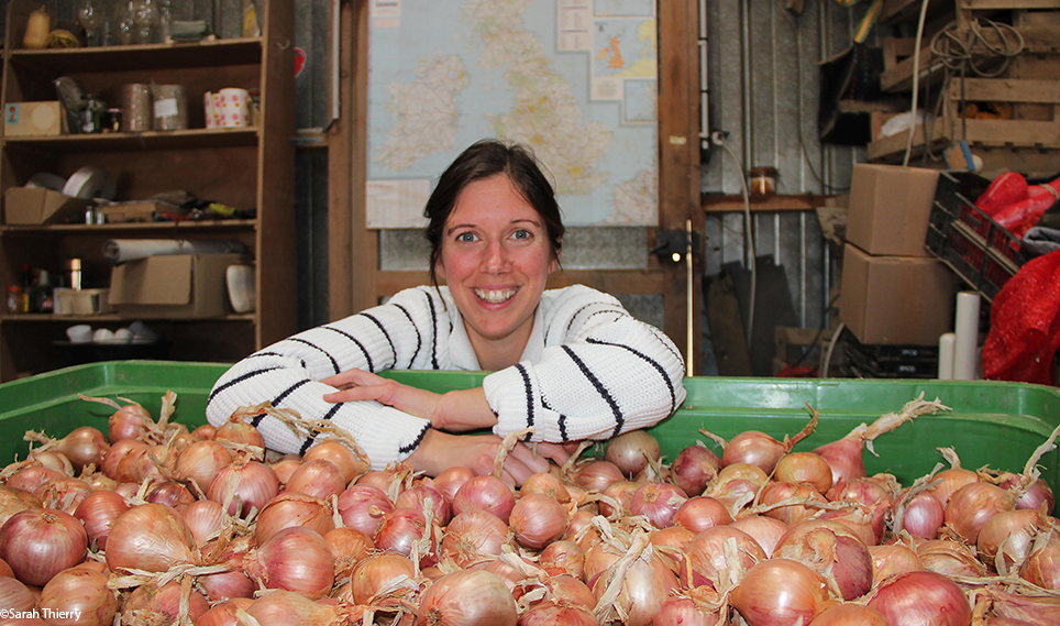 Junge Frau in der Bretagne