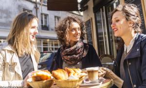 Freundinnen in Paris