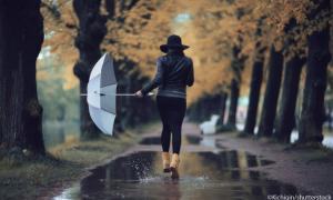Frau im Regen
