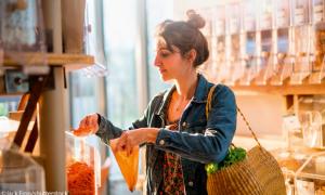 Junge Frau im Laden