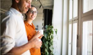 Mann und Frau bei Kaffeepause