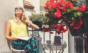 Frau auf Balkon