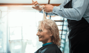 Frau beim Friseur