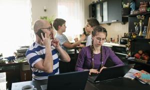 Familie in Home Office und Home Schooling