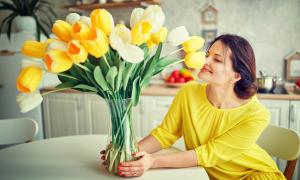 Frau mit Blumenstrauß