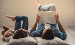 Vater und Tochter lesen