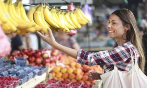 Junge Frau auf dem Markt 