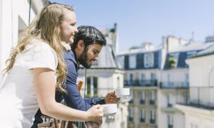 Paris - Man und Frau am Fenster trinken Kaffee