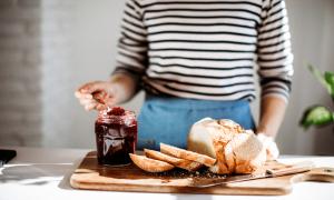 Frau mit Marmelade