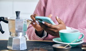 Frau mit Smartphone