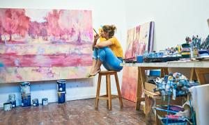 Frau malt in einem Atelier