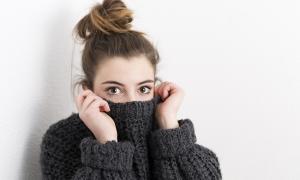 Frau mit Pulli