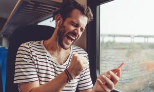 Junger Mann im Zug