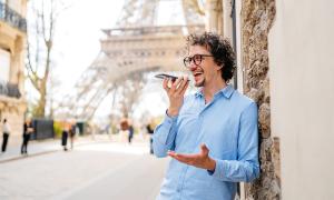 Mann beim Eiffel-Turm