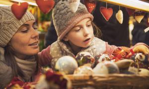 Mutter und Tocher Weihnachtsmarkt