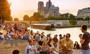Leute an der Seine in Paris