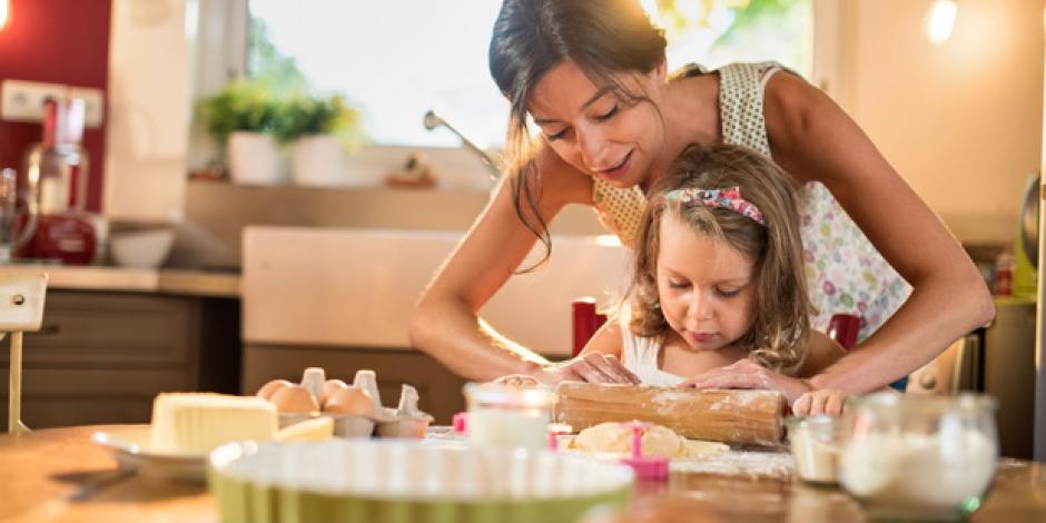 Mutter und Tochter backen