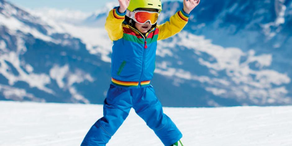 Kleinkind auf Skiern