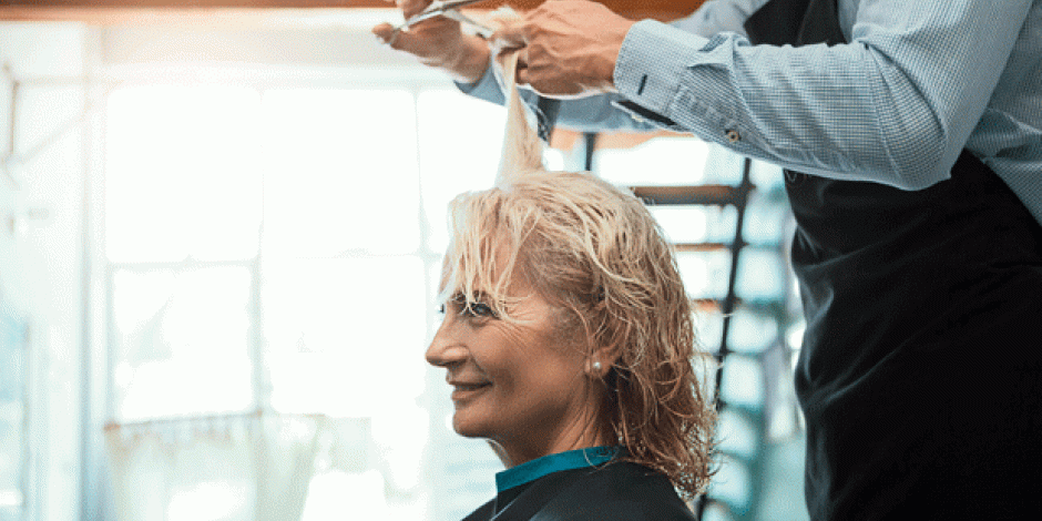 Frau beim Friseur