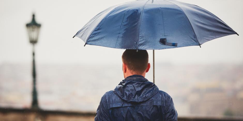 Mann mit Regenschirm