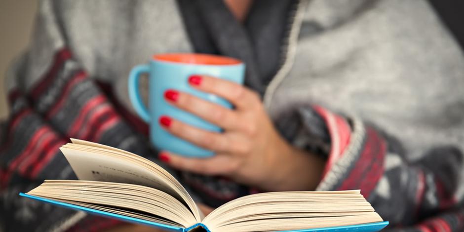 frau mit buch