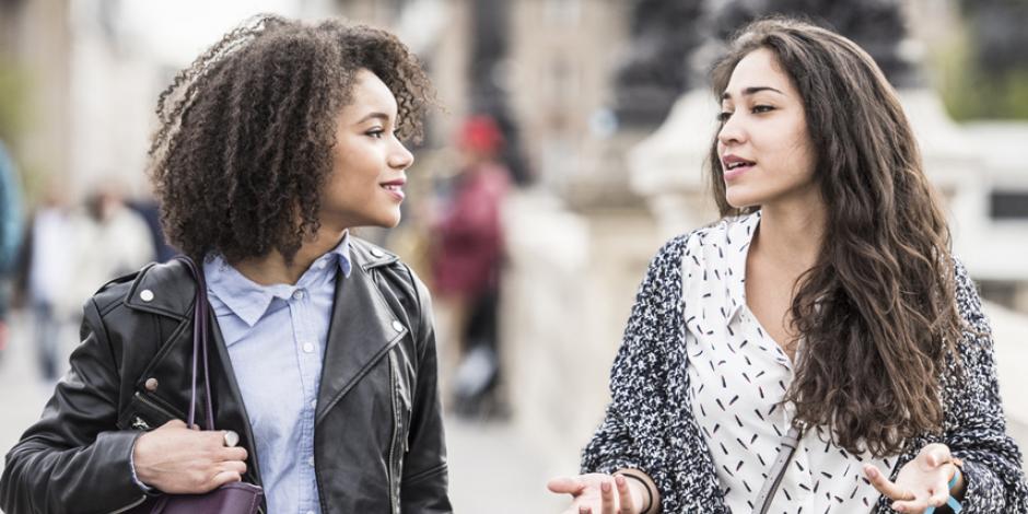 Junge Frauen unterhalten sich