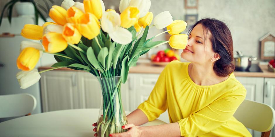 Frau mit Blumenstrauß