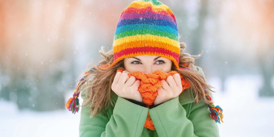 Frau mit Mütze im Schnee