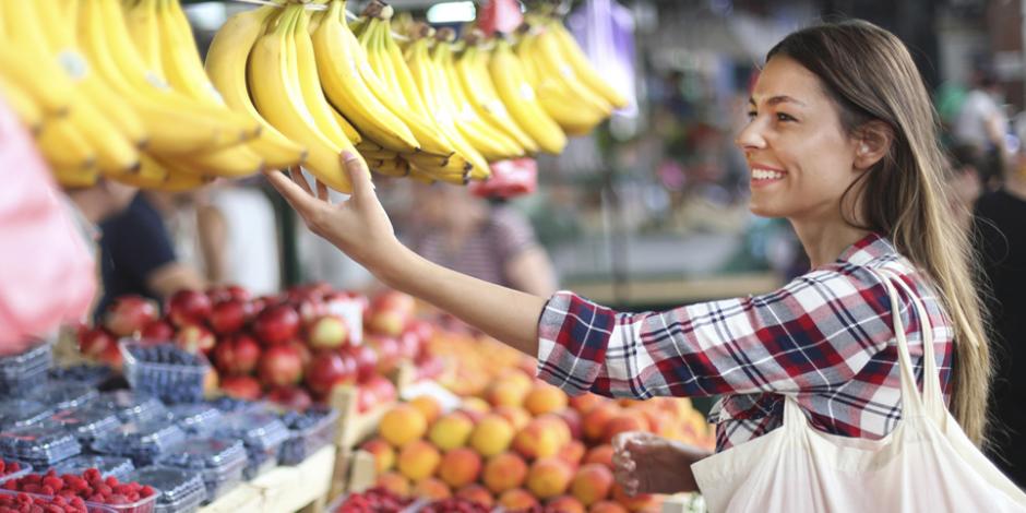 Junge Frau auf dem Markt 