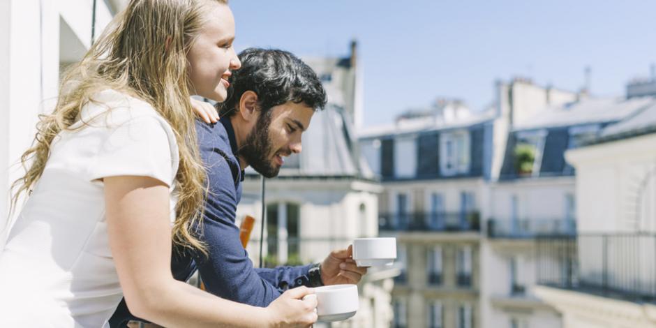 Paris - Man und Frau am Fenster trinken Kaffee
