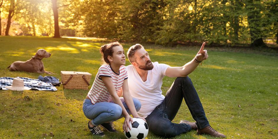 Vater und Tochter im Park