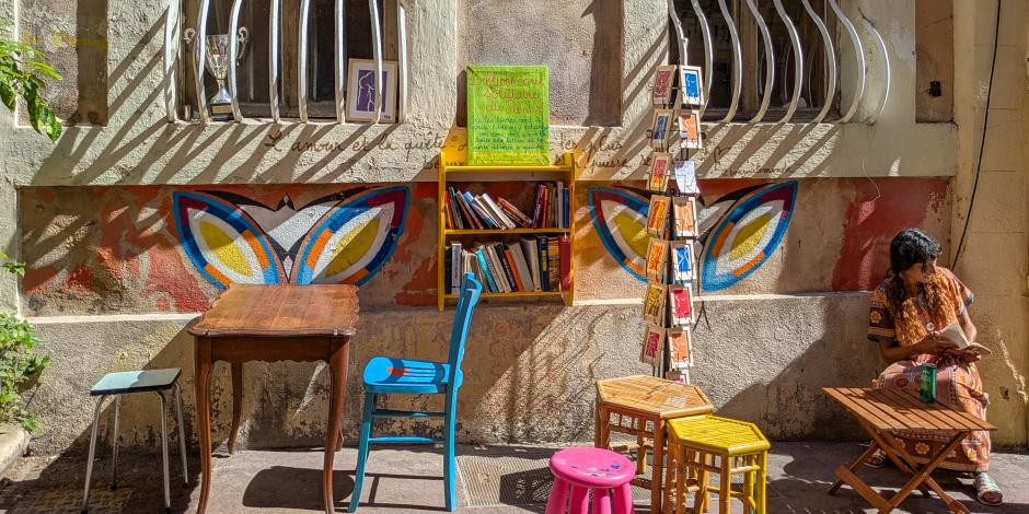 Frau liest in Marseille