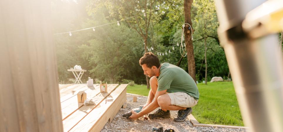 Mann beim Handwerken