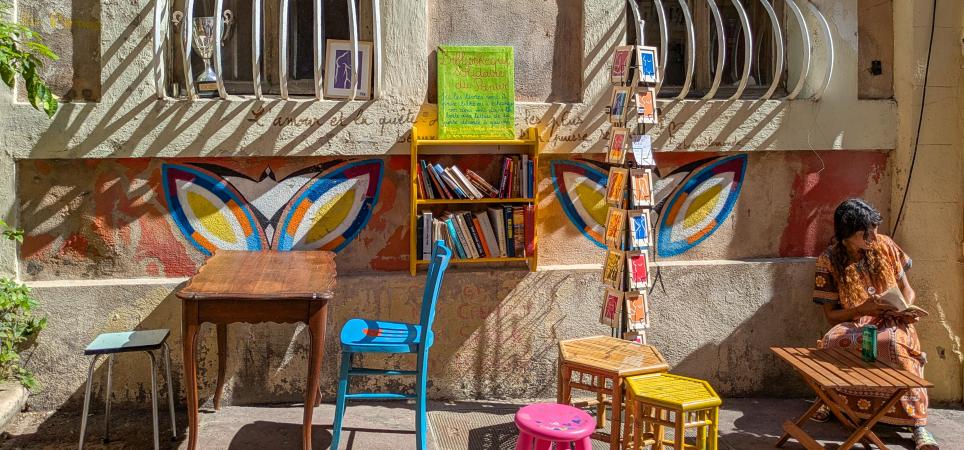 Frau liest in Marseille