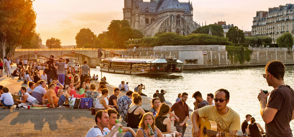Leute an der Seine in Paris