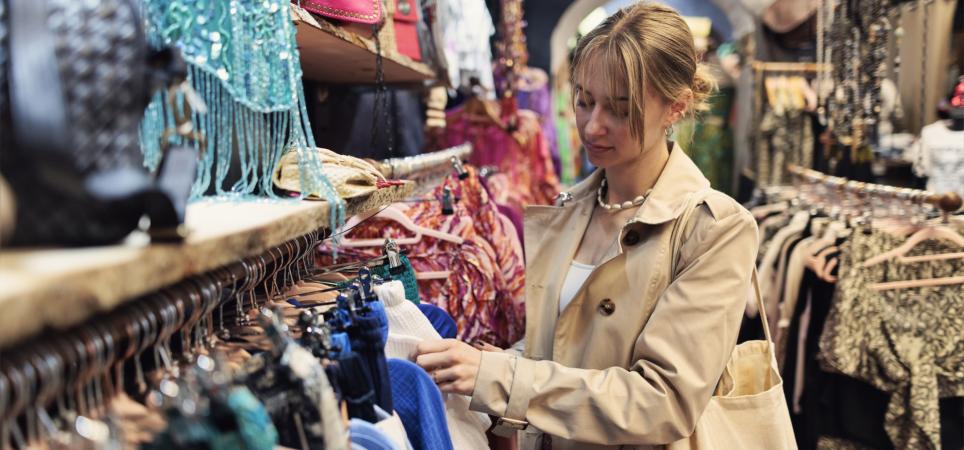 Junge Frau im Laden