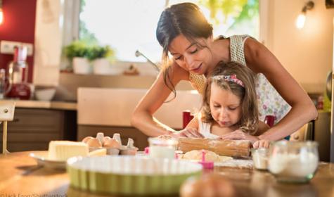 Mutter und Tochter backen