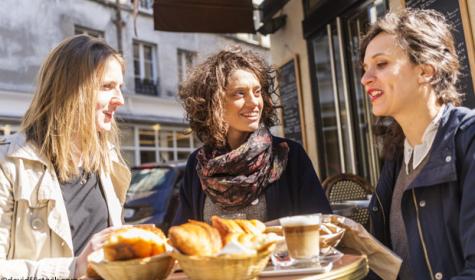 Freundinnen in Paris