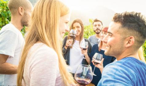 mit Freunden Wein trinken