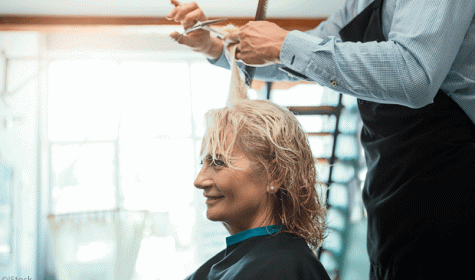 Frau beim Friseur