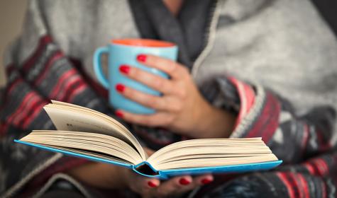 frau mit buch