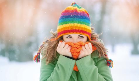 Frau mit Mütze im Schnee