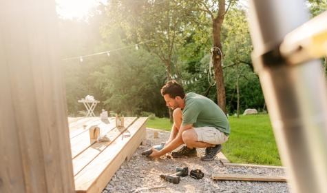 Mann beim Handwerken