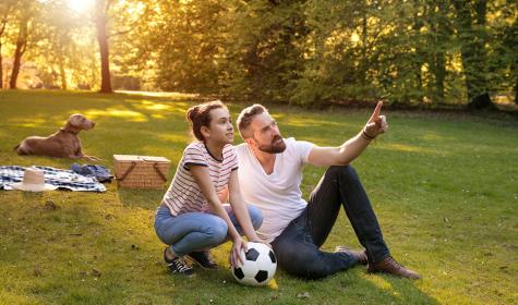 Vater und Tochter im Park