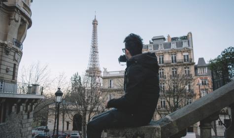 Mann im Winter in Paris