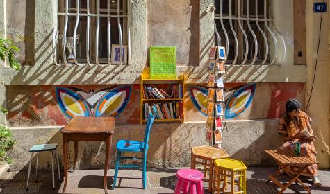 Frau liest in Marseille